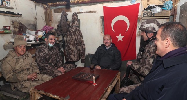 وزير تركي يزور منطقة درع الفرات شمال سوريا ويعايد قوات بلاده