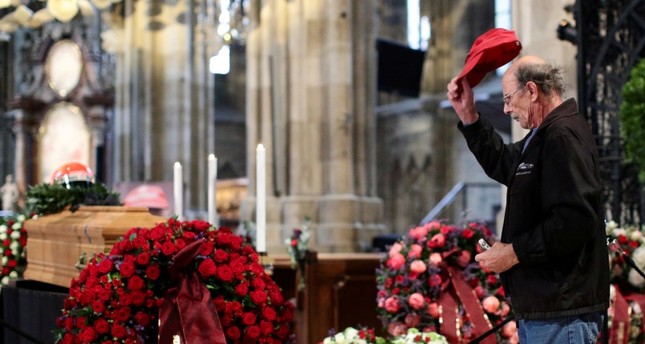 Thousands of fans, Formula One greats bid farewell to racing legend Lauda