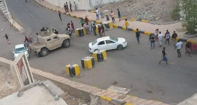 القصر الرئاسي في عدن يتعرض للنهب بعد فتح بوابته الرئيسية