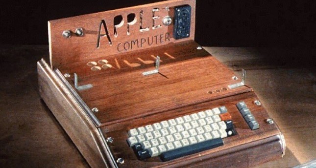 بيع نسخة من أول حاسوب طرحته آبل عام 1976 مقابل 400 ألف دولار
