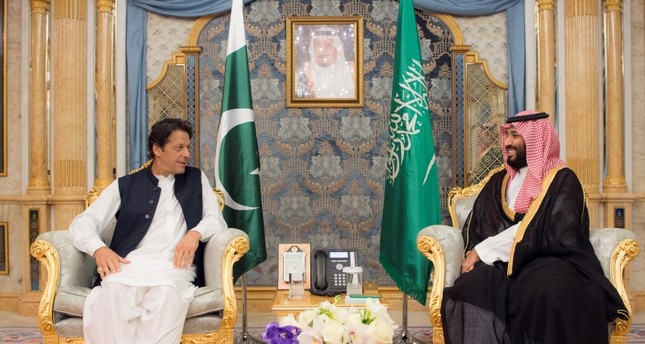 ولي العهد السعودي الأمير محمد بن سلمان مستقبلاً رئيس وزراء باكستان EPA