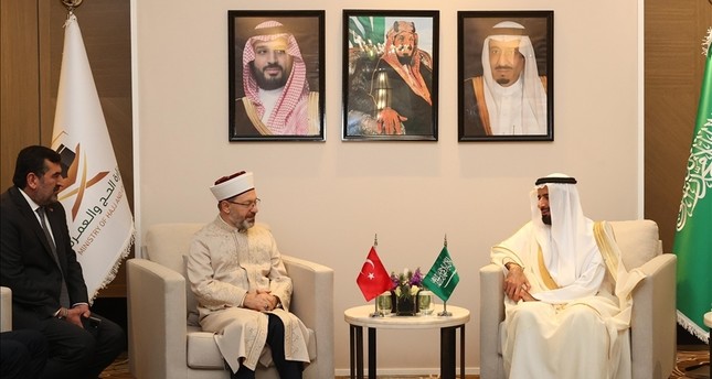 رئيس الشؤون الدينية التركي علي أرباش  مع وزير الحج والعمرة السعودي توفيق الربيعة في مدينة جدة، السعودية صورة: الأناضول