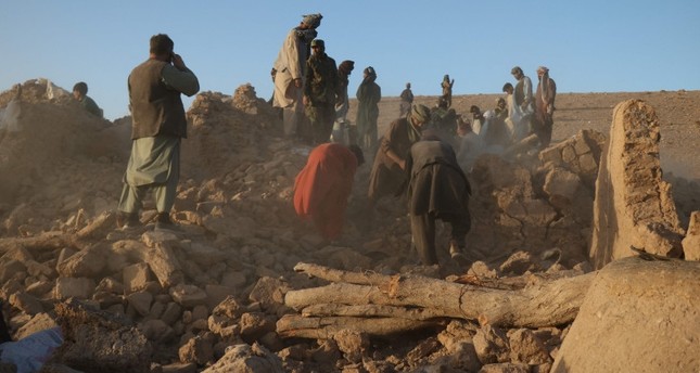 أفغانيون يزيلون الأنقاض من منزل متضرر بعد الزلزال الذي ضرب قرية ساربولاند في منطقة زينده جان بولاية هرات، 7 -10-2023 صورة: AFP