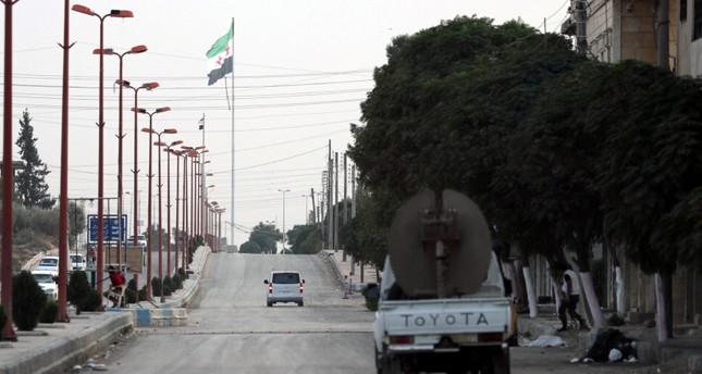 علم الثورة السورية يحفق على مشارف مدينة تل أبيض الأناضول