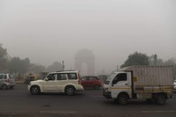 Motorists drive along a road under heavy smog conditions near India Gate, New Delhi, Nov. 3, 2019. (AFP Photo)