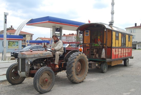 French Traveler On Route To India In Classic Tractor Towing Caravan Becomes Talk Of Town In Turkey S Malkara Daily Sabah