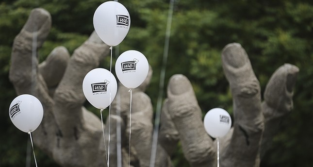 نشطاء حول العالم يطلقون آلاف البالونات تضامنا مع إدلب