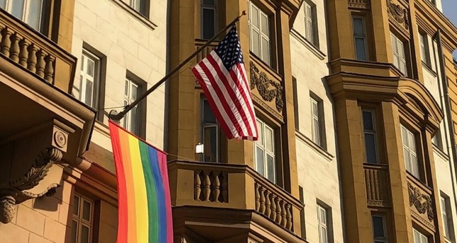 بوتين: رفع السفارة الأمريكية لعلم المثلية يدل على من يعمل هناك