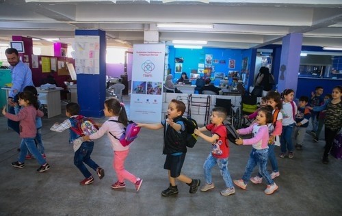 سيدة إيرلندية تنتقل للعيش في تركيا لإضفاء البسمة على وجوه اللاجئين