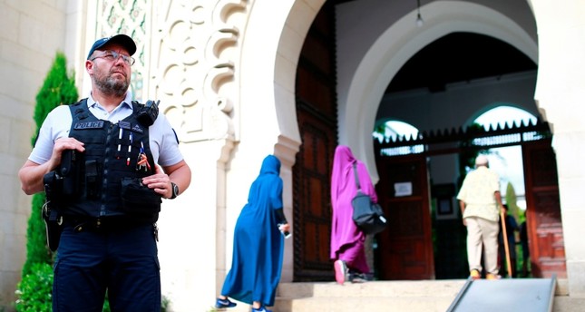 شرطي يقف أمام مدخل مسجد باريس الكبير من الأرشيف