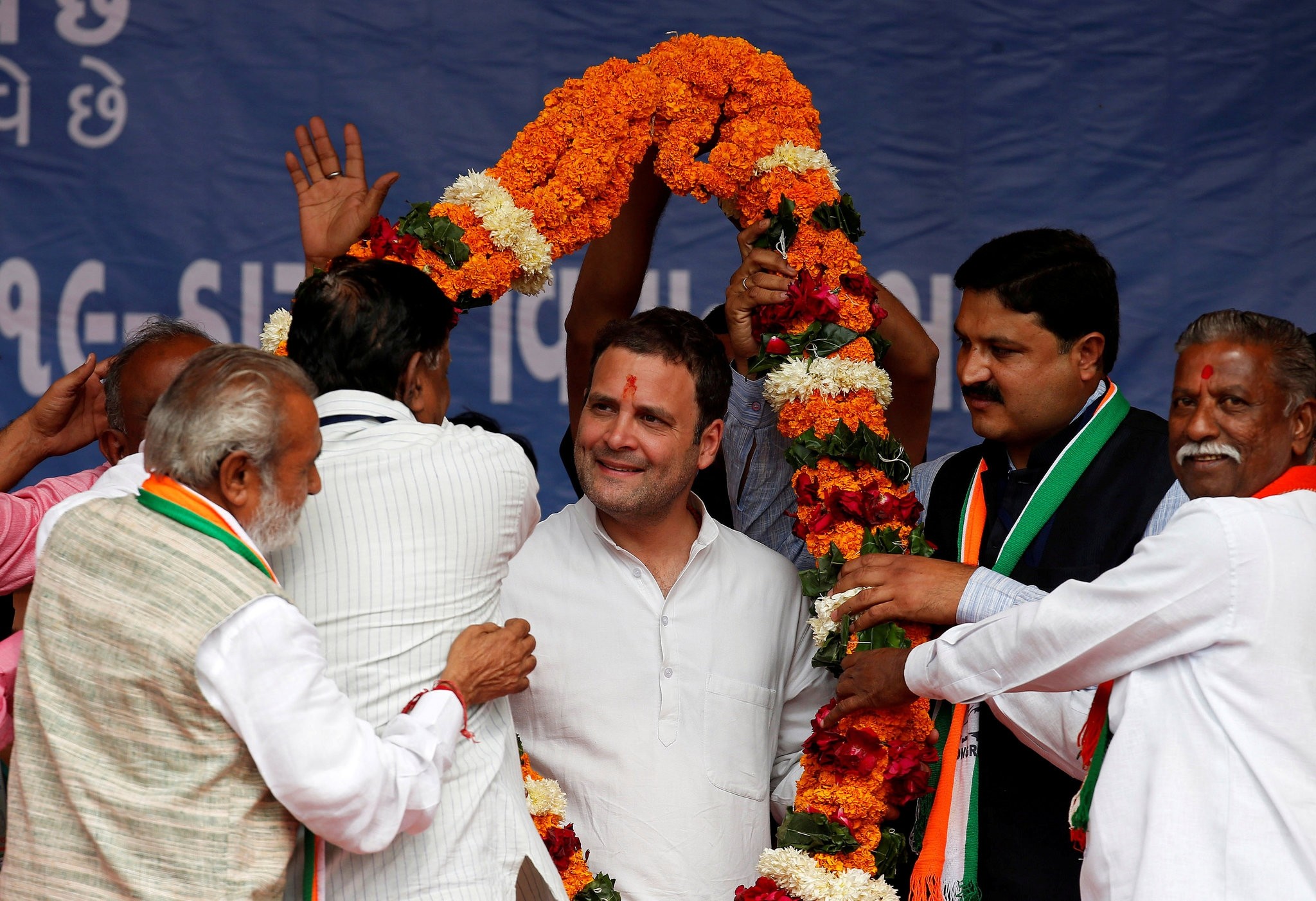  Rahul Gandhi, Vice-President of India's main opposition Congress Party, is garlanded by supporters during an election campaign meeting ahead of the second phase of Gujarat state assembly elections, in Dakor, India, December 10, 2017. (Reuters Photo)