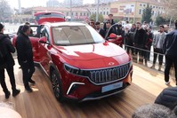 نموذج SUV لأول ماركة سيارة كهربائية محلية في تركيا توغ Togg تعرض في ولاية سامسون، شمالي تركيا، 25 مارس/ آذار 2023. IHA