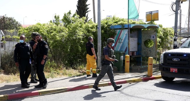 إصابة 3 إسرائيليين في إطلاق نار من سيارة بالضفة الغربية