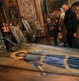 معرض لوحات دينية من صناديق ذخيرة وريعها لدعم الجيش الأوكراني