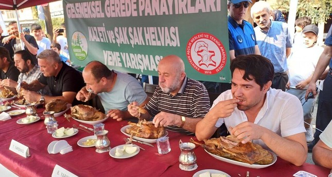 9 أشخاص شاركوا في مسابقة لتناول أكبر كمية من لحم الإوز بقضاء غارادا بولاية بولو شمالي تركيا صورة: الأناضول