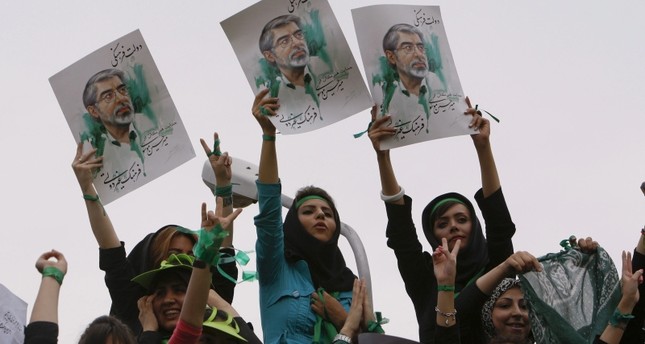 أنصار مير حسين كروبي يحملون رسوماً له خلال احتجاجات 2009