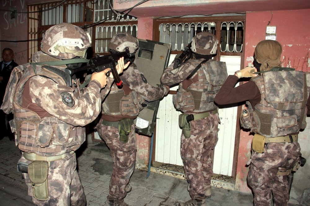 Special Operations police prepare to raid to a safe house occupied by Daesh suspects in the southern city of Adana on Apr. 29.