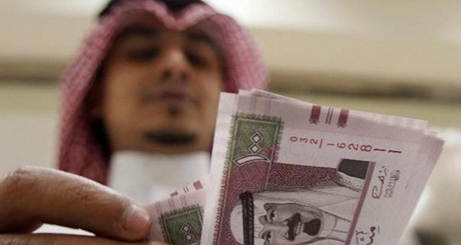 الريال السعودي يتراجع أمام الدولار لأدنى مستوى في 15 شهراً