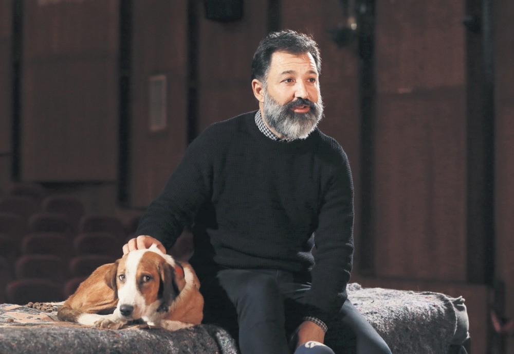Starting a new life in the City Theaters after a stay in an animal shelter, Boncuk took a role in the play ,Of Mice and Men., 