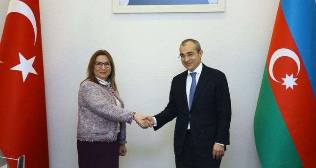 Trade Minister Ruhsar Pekcan (L) and her Azerbaijani counterpart Mikayil Jabbarov shake hands before a meeting in Baku, Dec. 26, 2019. (AA Photo)