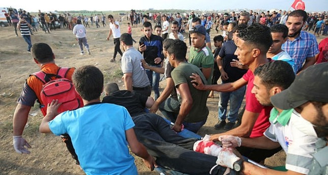 Palestinian paramedics carry a wounded protester during clashes with Israeli forces east of Gaza city, along the Gaza-Israel border in the Gaza Strip on October 5, 2018. (AFP Photo)