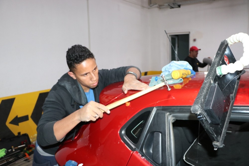 Brazilian mechanics are popular among motorists for their technique that does not require repainting for repairing dented hoods.