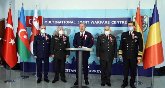 وزير الدفاع التركي مع عدد من كبار الضباط الأتراك في القيادة المركزية الحربية المشتركة متعددة الجنسيات الأناضول