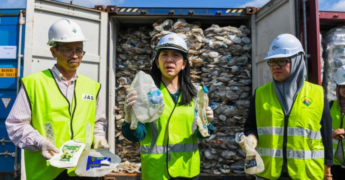 Minister of Energy, Science, Technology, Environment and Climate Change (MESTECC), Yeo Bee Yin (C) shows samples of plastics waste shipment from Australia before sending back to the country of origin in Port Klang, on May 28, 2019. (AFP Photo)