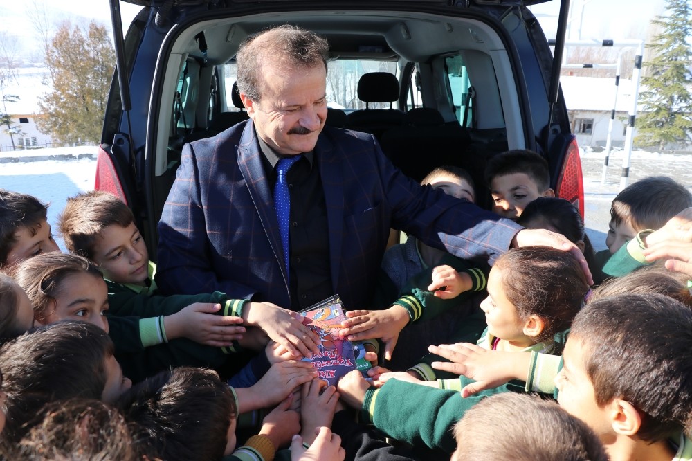 Zeki Aktu00fcrk hands out books from the back of his car to children in a village of Ku00fctahya on Jan. 24, 2019.