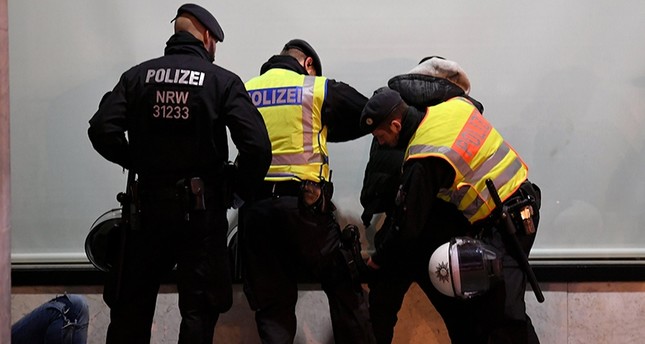 الشرطة الألمانية تقوم بعملية تفتيش في إحدى محطات القطار من الأرشيف