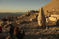 Закат окрасил древние статуи на вершине горы Немрут