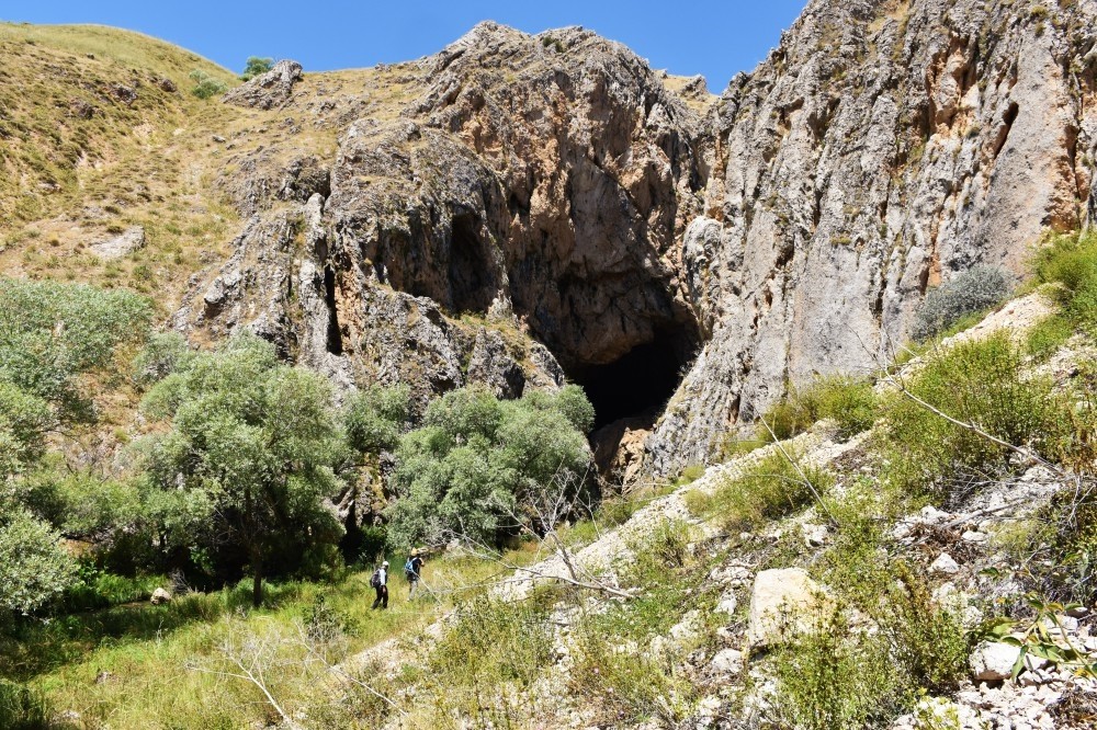 Kunav Cave is located in theKayadelen village, 12 kilometers away from the Varto district of Muu015f.