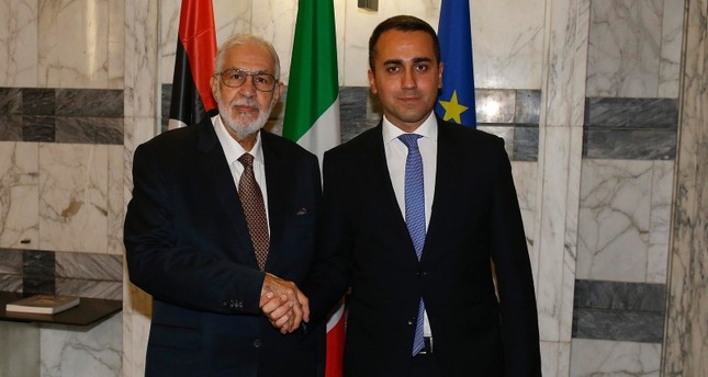 وزير الخارجية الإيطالي لويجي دي مايو يمين يصافح نظيره الليبي محمد طاهر سيالة