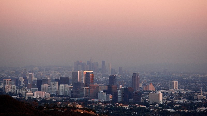Century City and downtown Los Angeles are seen through the smog December 31, 2007. (Reuters Photo)