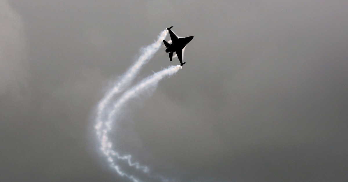 This file photo shows a Pakistan Air Force (PAF) fighter jet F-16 flies during an air show to celebrate the country's Independence Day in Karachi, Pakistan, Aug. 14, 2017. (Reuters Photo)