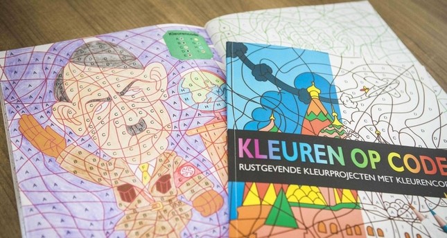 Niederländisches Warenhaus verkauft Kindermalbuch mit Hitler