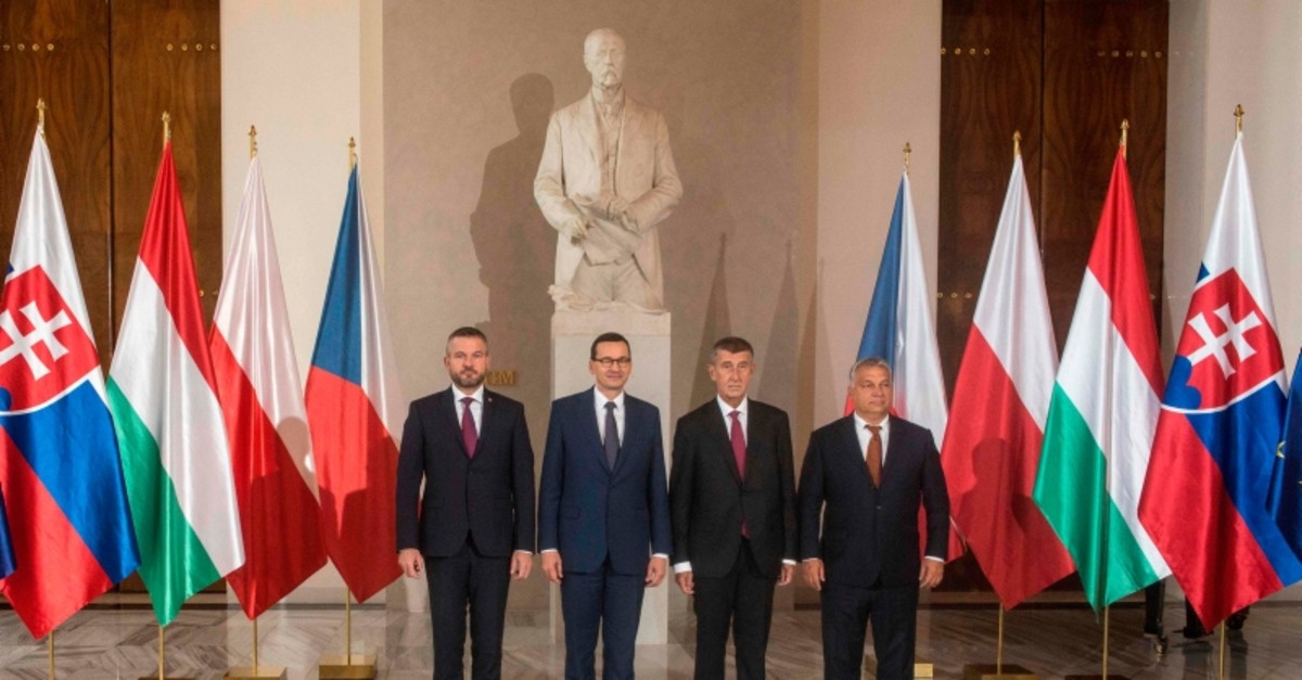 Slovakia's Prime Minister Peter Pellegrini, Polish Prime Minister Mateusz Morawiecki, Czech Prime Minister Andrej Babis and Hungarian Prime Minister Viktor Orban pose for a family photo (AFP Photo)