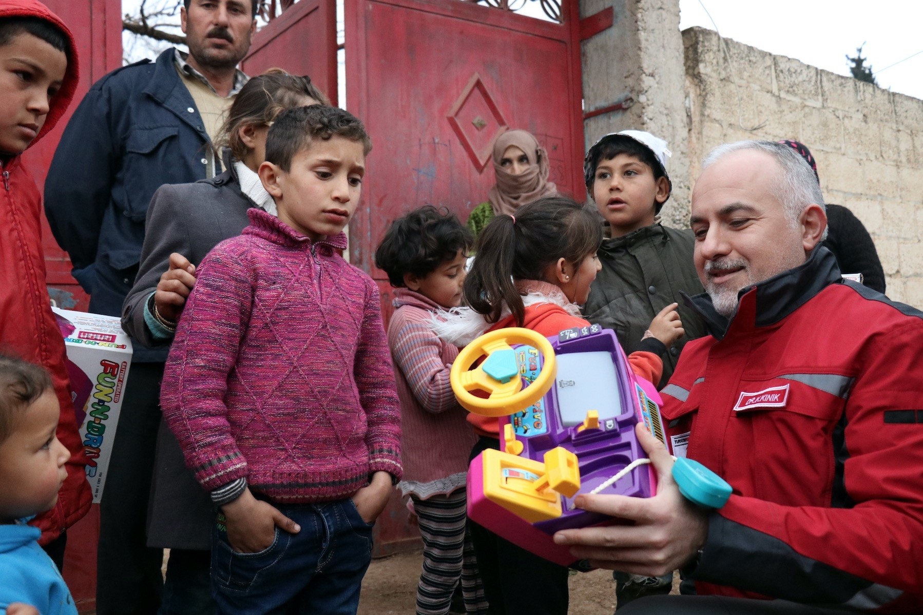 Turkeyu2019s Red Crescent President Dr. Kerem Ku0131nu0131k delivers toys to children in Deir Ballut in Jinderes, Afrin, Feb. 17.