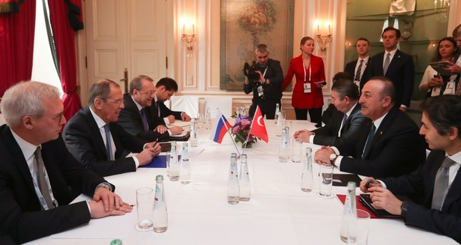 وزير الخارجية التركي مولود تشاوش أوغلو ونظيره الروسي لافروف خلال لقائهما على هامش مؤتمر ميونخ للامن 2020 رويترز
