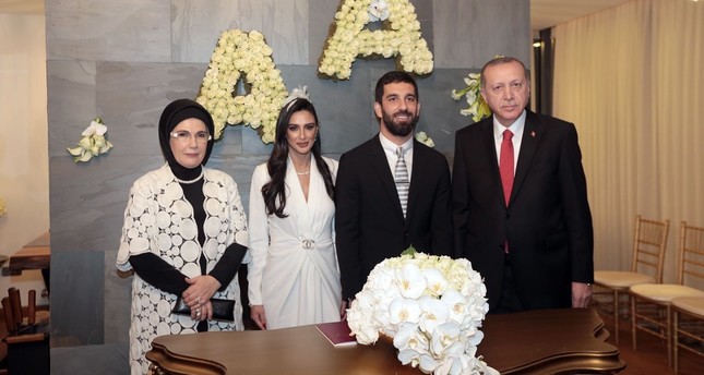 أردوغان يشارك في حفل زفاف اللاعب التركي أرضا طوران