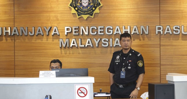 شرطة مكافحة الفساد توقف رئيس الوزراء الماليزي السابق المتهم بالفساد