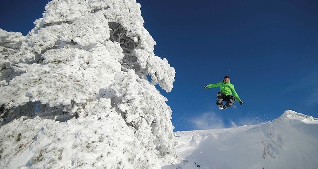 جبل مراد في كوتاهية التركية يقدم لزواره متعة التزلج على الثلج والاستجمام بالمياه الكبريتية