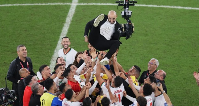 فرحة مدرب ولاعبي منتخب المغرب بتأهلهم إلى الدور الثاني في كأس العالم قطر 2022 الأناضول
