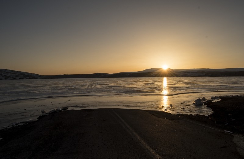 تركيا.. سدّ متجمّد يجذب عشاق التصوير بـقارص - Daily Sabah Arabic