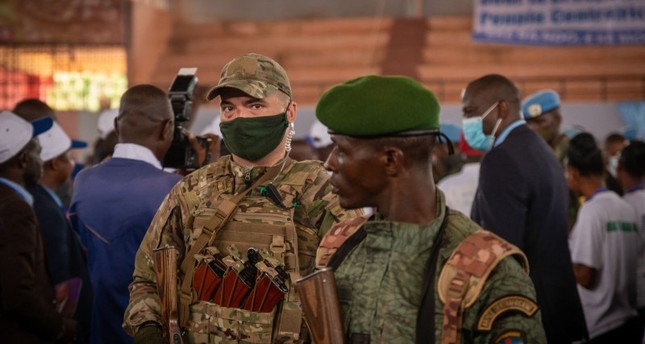 حارس شخصي من مجموعة فاغنر الروسية يسار يقف بجانب جندي من جمهورية إفريقيا الوسطى خلال تجمع سياسي في بانغي، 18 مارس 2022 الفرنسية