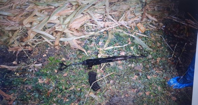 عثر على بندقية ومسدس مع الإرهابيين من تنظيم بي كي كي الذين هاجموا عربة مدرعة للشرطة في قضاء يوكسك أوفا بولاية هكاري جنوب شرقي تركيا DHA