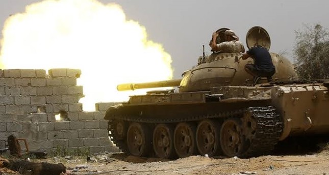 الحكومة الليبية تستهدف مخزن ذخيرة وتجمعا لقوات حفتر في طرابلس