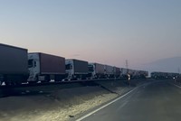 طابور شاحنات بطول 13 كيلومترا على الحدود بين تركيا ونخجوان