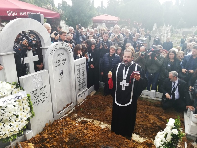 A priest speaks in front of the grave of Güler at Şişli Armenian cemetery during his funeral at Şişli district in Istanbul on October 20, 2018.