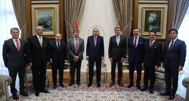 أردوغان وكيث كيبلر المدير التنفيذي لشركة فاراسيس إنرجي، شريك المجموعة المنفذة لمشروع السيارة التركية TOGG وأعضاء مجلس إدارة المجموعة الأناضول